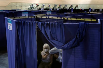 Una mujer recibe la vacuna de Pfizer en el velódromo de Saint-Quentin-en-Yvelines, en Francia, el pasado lunes.