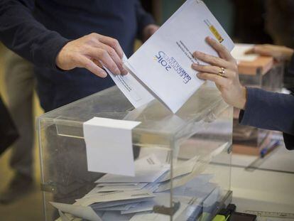 Urnas y votos, durante las pasadas elecciones del 20 de diciembre.