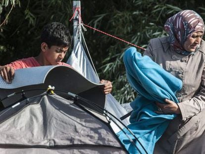 Migrantes montan una carpa cerca a la frontera entre Serbia y Hungr&iacute;a este jueves.