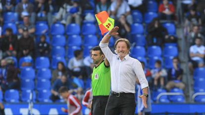 Anquela gesticula este domingo durante su último partido como entrenador del Deportivo.