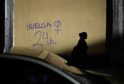 Una pintada en Bilbao en apoyo de la huelga de mujeres de 24 horas convocada para este jueves. 