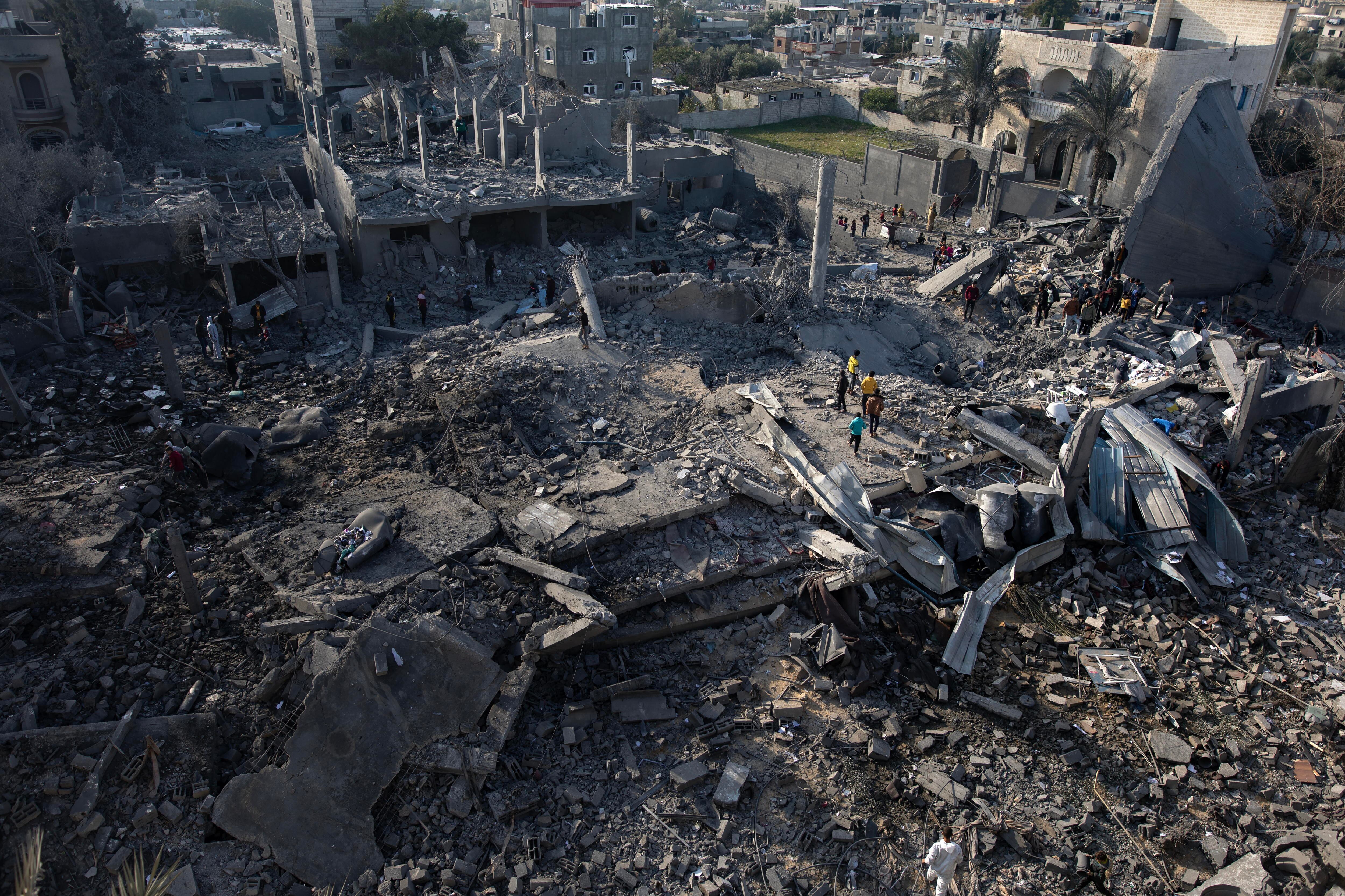 Varios palestinos buscan este jueves a supervivientes entre los escombros en un campo de refugiados en Rafah, en el sur de Gaza.