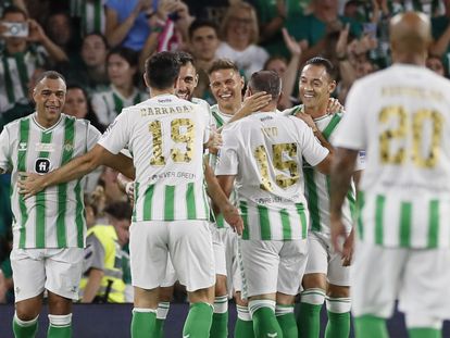 Joaquín Sánchez recibe la felicitación de sus compañeros tras marcar un gol en su partido homenaje