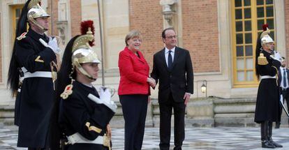 François Hollande saluda Angela Merkel a Versalles.