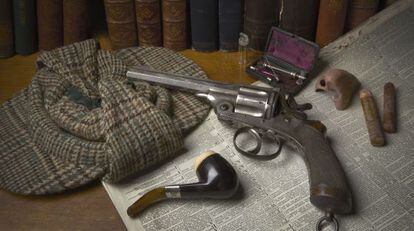 Una vitrina de la exposición de Londres dedicada a Sherlock Holmes.