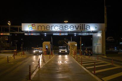 A partir de las 4.30, es cuando mayor número de vehículos acceden al mercado central de abastecimiento de Sevilla, aunque el flujo hasta las 8.30 es constante.