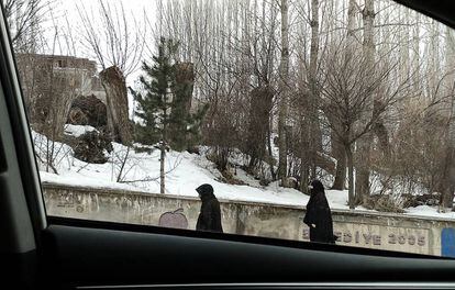 Mujeres cubiertas por el niqab en la localidad de Pazaryolu (Erzurum).