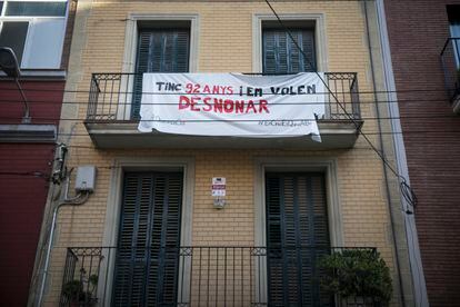 Pancarta colgada del balcón de un vecino de 92 años de Barcelona, que recibió una orden de desahucio.