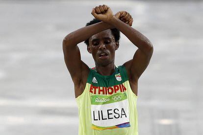 Feyisa Lilesa realiza su gesto cr&iacute;tico al llegar a la meta.