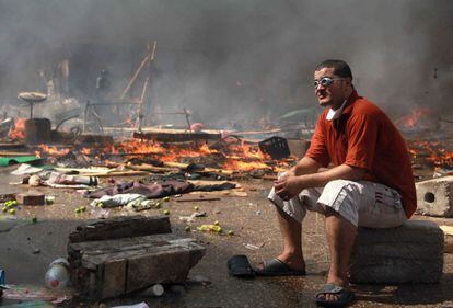 Declarado el estado de emergencia en Egipto, las medidas extraordinarias decretadas por la presidencia comenzarán a partir de las 14 GMT, las 16.00 hora peninsular española, y se extenderán durante un mes. Fuentes independientes cifran en al menos 124 los fallecidos en el desalojo policial de las acampadas de los partidarios de Morsi.