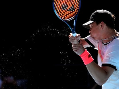 Ben Shelton golpea de revés durante el partido contra J.J. Wolf en la pista John Cain de Melbourne Park.