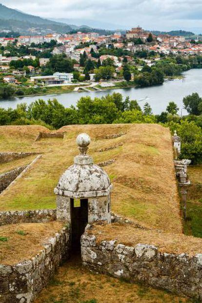 La fortaleza de Valença do Minho, con la localidad gallega de Tui al otro lado del río.