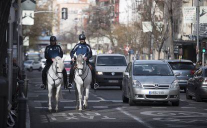 Polic&iacute;as municipales patrullaban a caballo el pasado martes por la avenida de la Albufera.