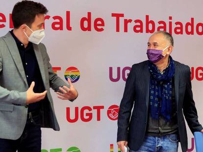El líder de Más País, Iñigo Errejón (i), junto al secretario general de UGT, Pepe Álvarez (d), en rueda de prensa tras la reunión mantenida en Madrid para abordar la implantación de la semana laboral de cuatro días. 