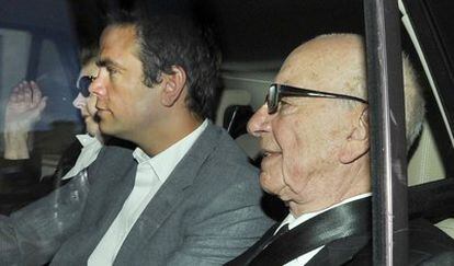 El magnate de la prensa Rupert Murdoch a la salida de su domicilio en Londres