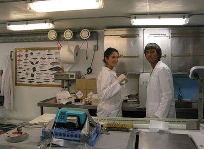Johnna Holding y su colega Regino Martínez, en su laboratorio a bordo del 'Jan Mayen'