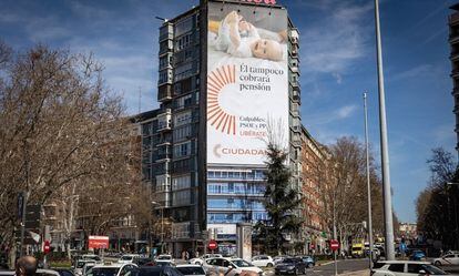 La lona de Ciudadanos desplegada en el centro de Madrid a mediados de marzo.