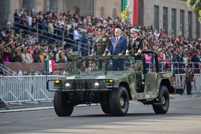 El presidente López Obrador, acompañado por el secretario de la Defensa Nacional, Luis Cresencio Sandoval y el secretario de Marina, José Rafael Ojeda Durán, durante el desfile por el aniversario de la independencia de México el 16 de septiembre.