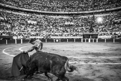 José Tomás, ante su segundo toro de la tarde