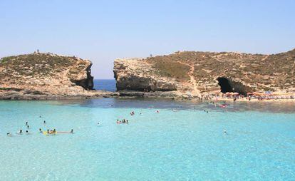 Bañistas en la Laguna Azul de Comino, en Malta.