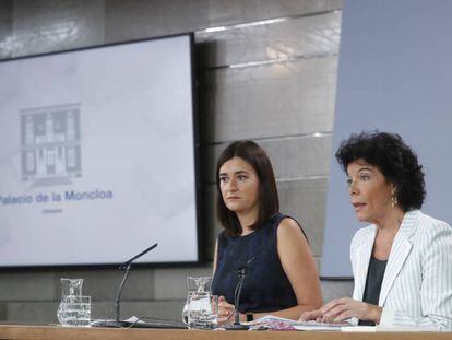 La ministra de Educación y portavoz del Gobierno, Isabel Celáa, y la ministra de Sanidad, Carmen Montón, durante la rueda de prensa posterior al Consejo de Ministros del pasado viernes.