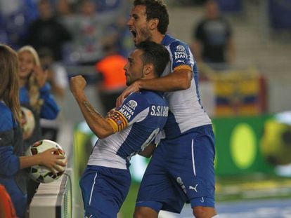 Sergio Garc&iacute;a celebra un gol con Stuani. 