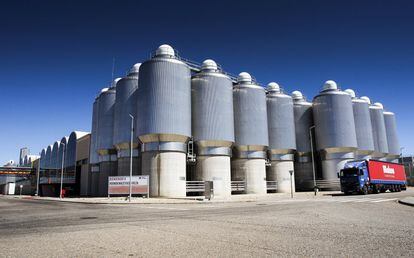 El centro de producción de Mahou-San Miguel en Alovera (Guadalajara) es el más grande de España. En los tanques de la imagen tiene lugar el proceso de fermentación principal y el proceso de maduración de la cerveza.