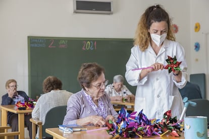 La terapeuta Alicia Costa trabaja la motricidad fina con Paquita Esquerdo en el centro de día de la Asociación de Familiares de Enfermos de Alzhéimer de Teulada-Moraira. 