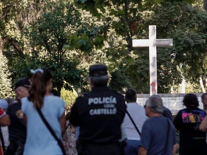 Los trabajos de retirada de la cruz del Parque Ribalta de Castelló han provocado concentraciones a favor y en contra ante el monumento.
