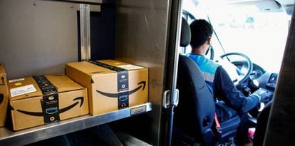 Un trabajador de Amazon reparte pedidos durante la pandemia.