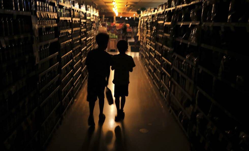 Dos niños haciendo la compra en Santa Rosa durante un apagón.