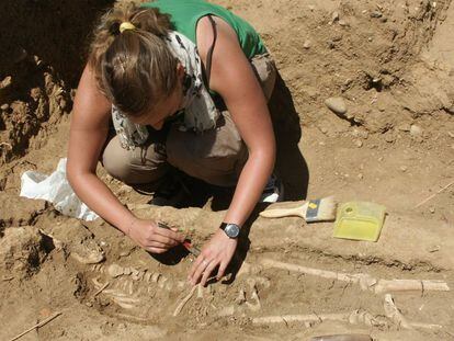 Una arqueóloga trabaja sobre uno de los esqueletos hallados en el yacimimiento de Marialaba.