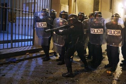 Una agente antidisturbios de la Policía Nacional se dispone a disparar una pelota de goma, en una imagen de archivo.