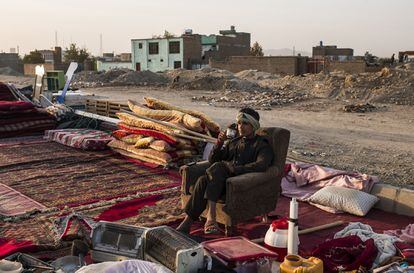 Desde que los talibanes tomaron el poder, no hay más ayuda financiera internacional y los residentes de Kabul se enfrentan a la miseria. A lo largo del camino, muchos venden artículos desde sus casas. Kabul, octubre de 2021.