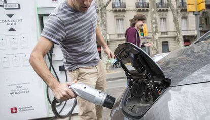 Un conductor recarga el coche el&eacute;ctrico en Barcelona. 