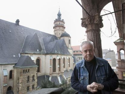 El pastor Christian F&uuml;hrer, ante la iglesia de San Nicol&aacute;s de Leipzig, en 2008. 