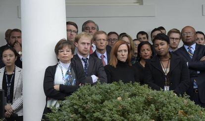 Altos cargos y empleados de la casa Blanca escuchan el miércoles a Obama.