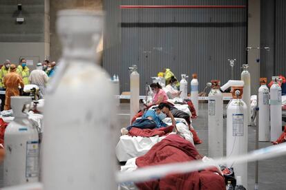 A los pies de cada cama en el pabellón 5 hay una bombona de oxígeno para los pacientes diagnosticados con coronavirus.