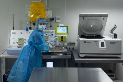 Una técnica de laboratorio clínico y biomédico trabaja en uno de los espacios del Hospital Clínic donde se elabora el CAR-T.