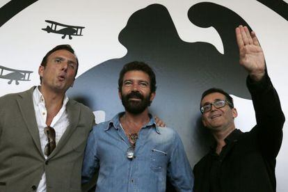 El subdirector del Festival Internacional, Mike Hostench; el actor Antonio Banderas; y el director del certamen, &Agrave;ngel Sala.
