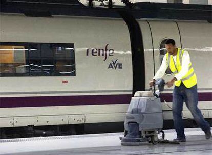 Llegada del primer tren del AVE a la estación de Sants, en Barcelona.