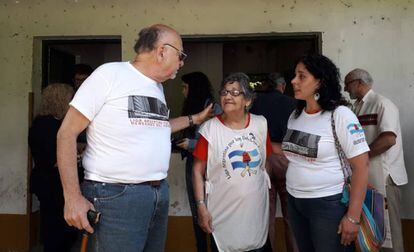 José Schulman, de la Liga por los Derechos del Hombre, e iris Avellaneda (centro), superviviente de El Campito.