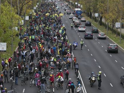 Cientos de ciclistas piden carriles bici seguros y protegidos, este domingo en Madrid.
