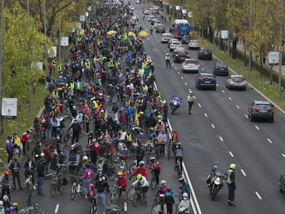 Cientos de ciclistas piden carriles bici seguros y protegidos, este domingo en Madrid.