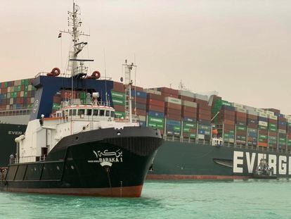 Imagen de la embarcación que bloquea el canal de Suez, cargada de contenedores.