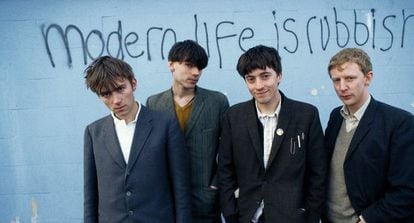 Los cuatro miembros de Blur, con Damon Albarn a la izquierda, retratados en 1994 ante una pintada con el nombre de su segundo disco. 