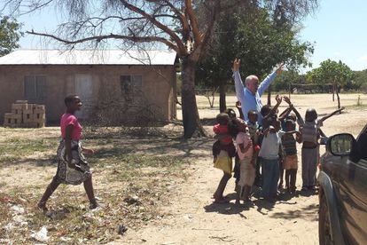 El doctor Brugada con varios niños en Mozambique.