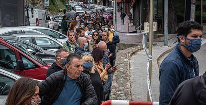 Cola de personas en la frontera hispanofrancesa en la jornada de ayer, 11 de mayo, tras el principios de la desescalada en Francia.