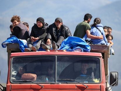 Unos refugiados de Nagorno Karabaj en un camión a su llegada a la localidad de Kornidzor, en Armenia, esta semana.