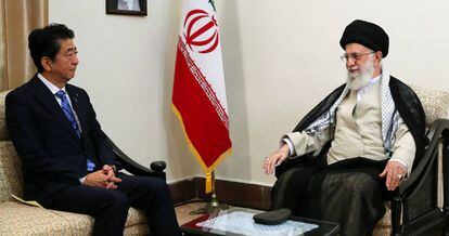 El líder supremo de Irán, Ali Jamenei, y el primer ministro japonés, Shinzo Abe, este jueves en Teherán.